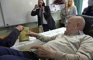 Bursa’da engeli olan vatandaşlar sandığa ambulansla...