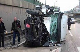 Bursa’da kontrolden çıkan ticari minibüs devrildi:...