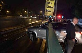 Bursa’da kontrolden çıkıp bariyerlere saplanan...