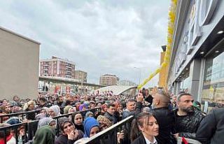 Bursa’da ucuzluk izdihamı...Birbirlerini ezip dükkanı...