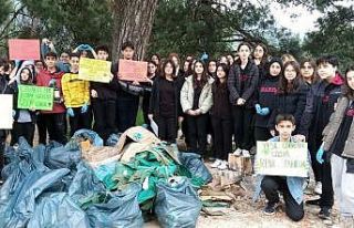 Büyükler kirletti, çocuklar temizledi