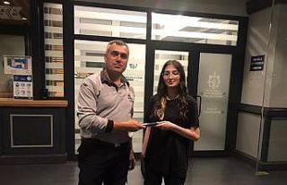 Büyükşehir ekipleri düşürülen cüzdan ve telefonu...