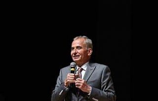 Camdan tesarlanan giysiler büyüledi