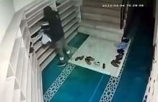 Camide hırsızlık yapan şahıs güvenlik kameralarına...