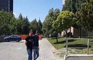 Camide hırsızlık yapan şüpheli kameralara yansıdı