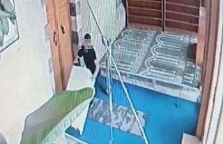 Camiden çalmak istediği yardım kasasının altında...