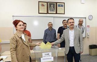 Çankırı Valisi Abdullah Ayaz, oyunu eşi ile birlikte...