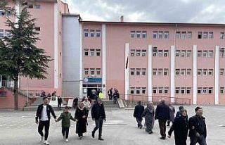 Çankırı’da vatandaşlar oy kullanmak için okulların...