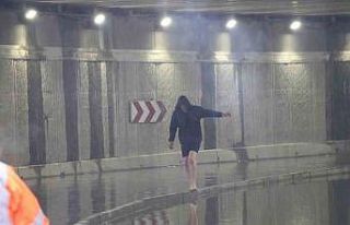 Canlarını kurtarmak için suda mahsur kalan aracın...