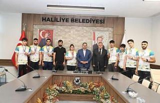 Canpolat şampiyon sporcuları ödüllendirdi