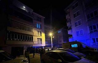 Çatıya çıkan vatandaşı ekipler ikna etti