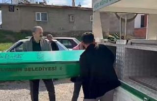 Çay içmek için gece terasa çıkan adamın sabah...