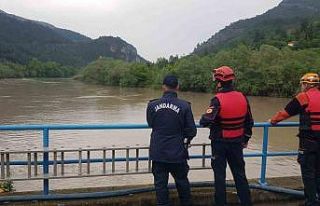 "Çaya düşüp sele kapıldı" ihbarı...
