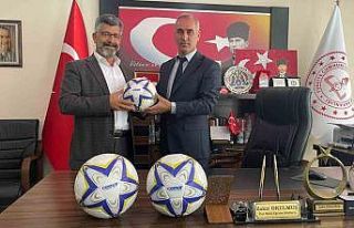 Cemar’dan Kula’daki tüm okullara futbol topu