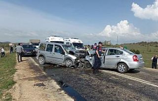 Cenaze yolunda kaza yaptılar: 2 ölü, 3 yaralı