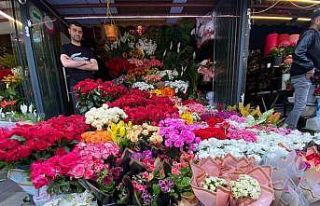 Çiçekçilerde ’Anneler Günü’ mesaisi