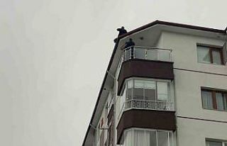 Çıktığı çatıda intihara kalkıştı, ekiplerin...