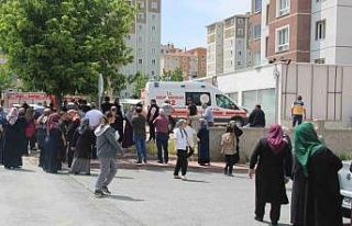 Çocuğunu kurtarmak isteyen anne kucağındaki çocuğu...