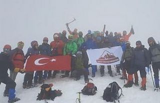 Dağcılardan anlamlı tırmanış