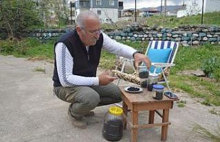 Dağdan elleriyle topladı, kendi zeytinini yaptı