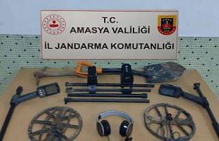 Dağlık arazide kaçak kazı yaparken jandarmaya...