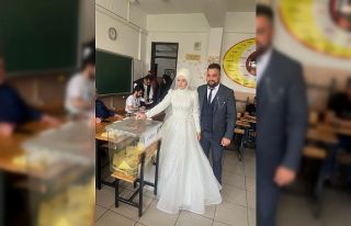 Damatlık ve gelinlikle oy kullanmaya gittiler