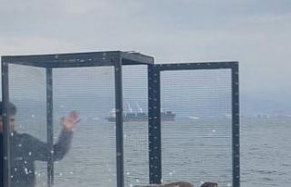 Denizde buldukları yırtıcı kuşu ısıtıp bonfile...