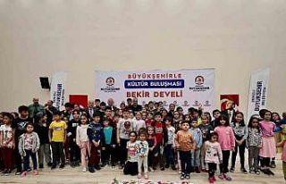 Denizli Büyükşehir afetzedelere moral oluyor