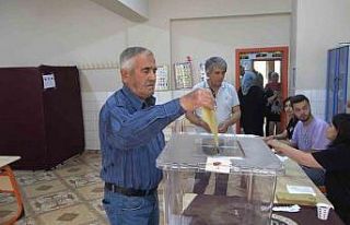 Deprem bölgesi Osmaniye’de oy kullanma işlemi...