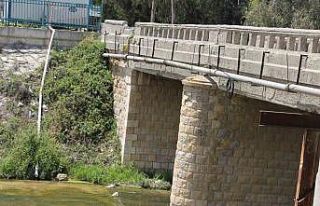 Depremde 200 yıllık tarihi köprü ayakta kaldı