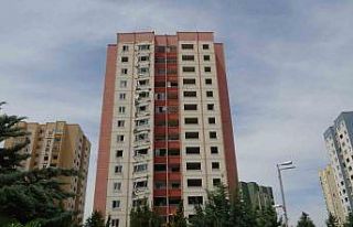 Depremde bir bölümü çöken binayı gören bir...