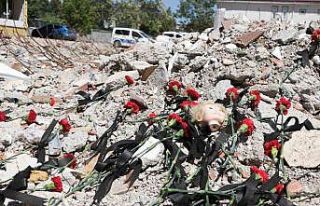 Depremin simge yeri Ebrar Sitesi’ne karanfil bıraktılar