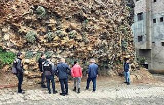 Depremler sonrası Saimbeyli’de tehlikeli kayalar...