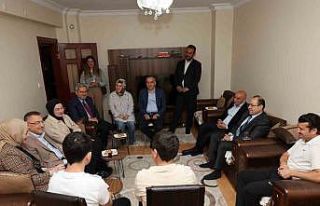 Depremzede Aleyna yürümeye başladı, Oktay çiftini...