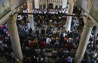 Depremzede çocuklar konserde eğlendi