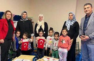 Depremzede öğrencilere oyun sandıkları dağıtıldı