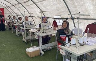 Depremzedeler için çadırlarda üretim yapıyorlar