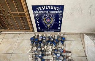 Depremzedelere evlerinde hırsızlık yapan zanlılar...