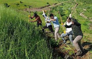 Derecik’te çiftçiler imece usulü ile birbirlerine...