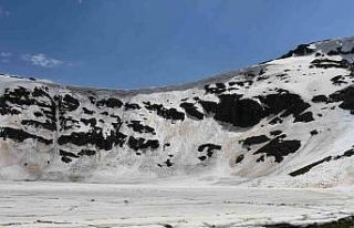 Dev göl buz pistine döndü