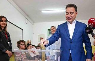 DEVA Partisi lideri Babacan ve eşi oylarını kullandı