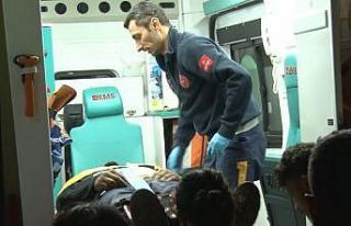 Devrilen iş makinesinin kabininde sıkışan operatörü...