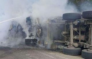 Devrilen tırın sürücüsü çıkan yangında hayatını...