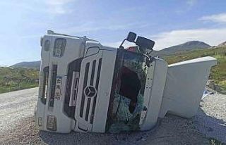 Devrilen tırın sürücüsü yaralandı