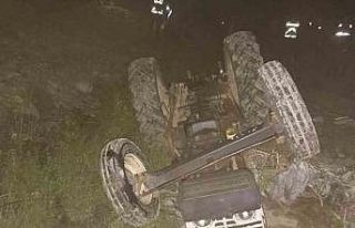 Devrilen traktörün altında kalan sürücü hayatını...
