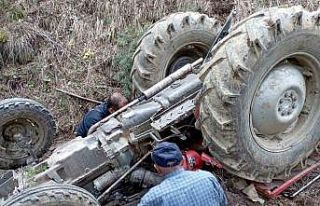 Devrilen traktörün altında kalan sürücü yaralı...