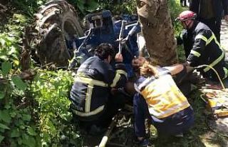 Devrilen traktörün altından yaralı olarak kurtarıldı