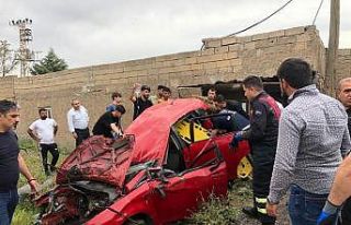 Direksiyon hakimiyetini kaybeden araç güvenlik kulübesine...