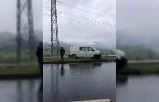 Direksiyon hakimiyetini kaybetti, kaldırıma çıktı