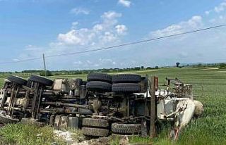 Direksiyonu kilitlenen beton mikseri devrildi